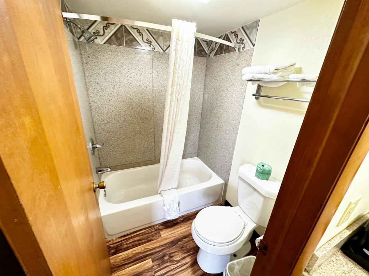 Regency Inn Iola エクステリア 写真