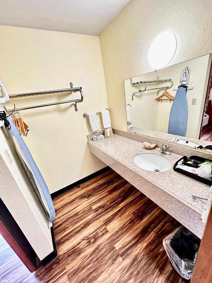 Regency Inn Iola エクステリア 写真