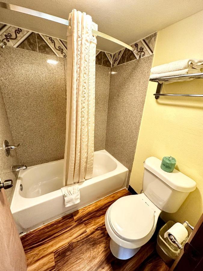 Regency Inn Iola エクステリア 写真