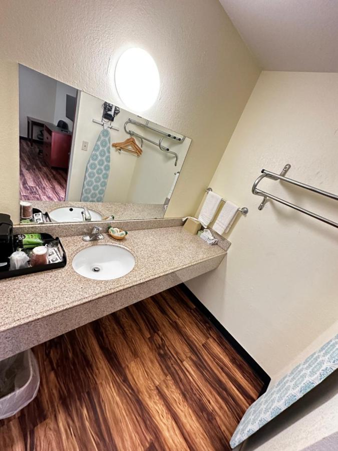 Regency Inn Iola エクステリア 写真
