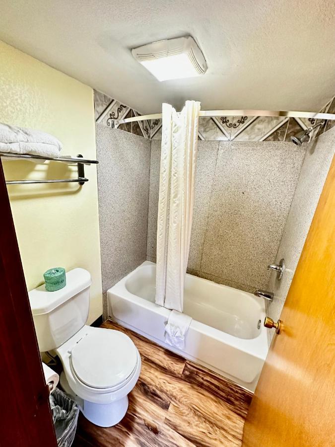 Regency Inn Iola エクステリア 写真