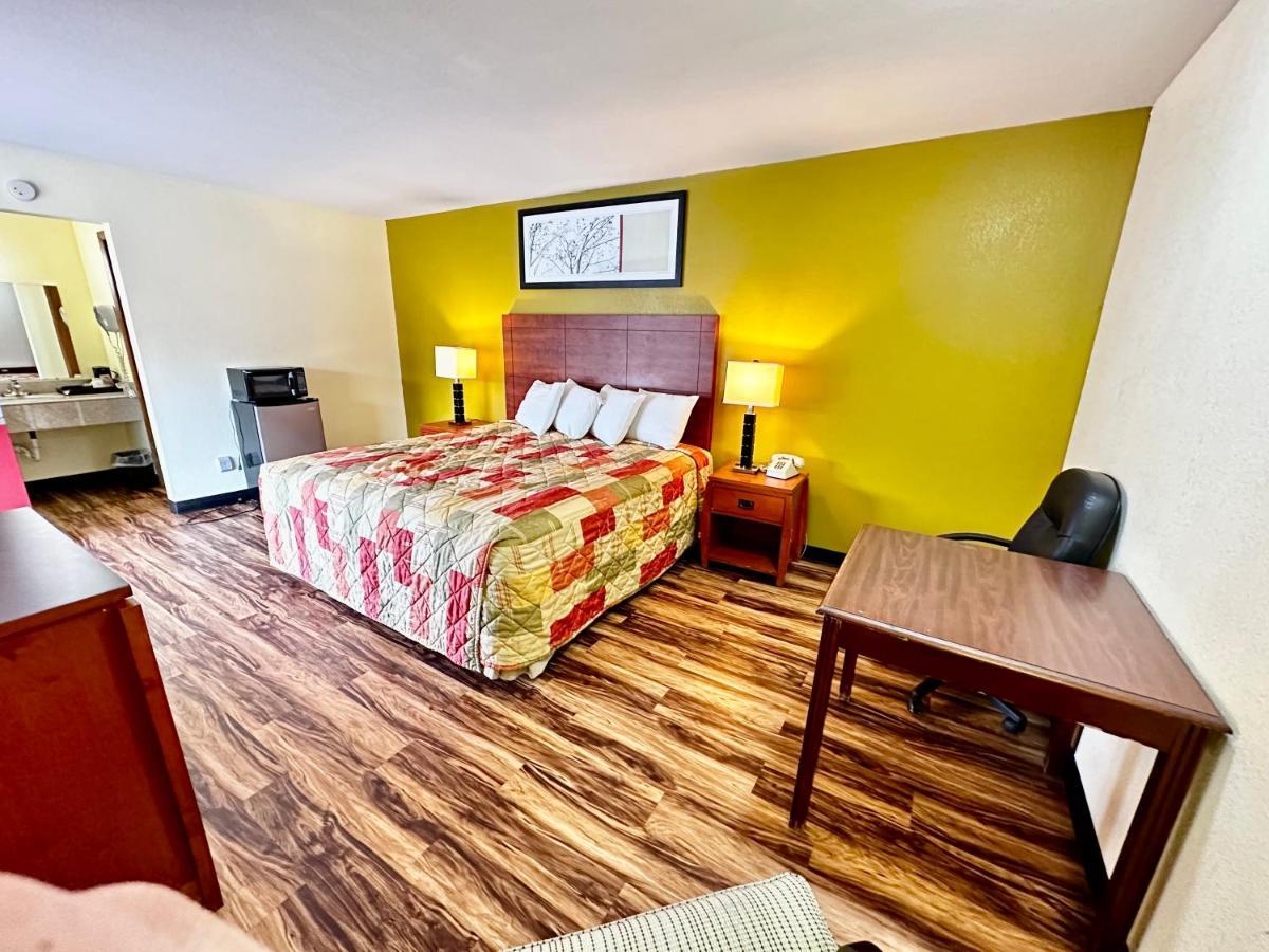 Regency Inn Iola エクステリア 写真