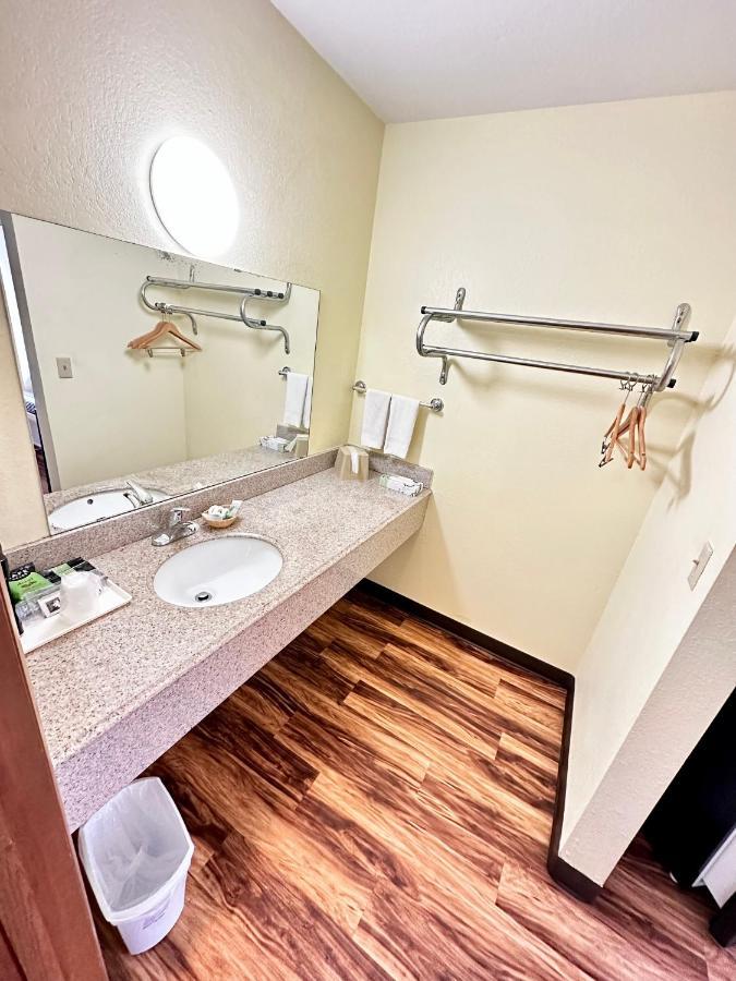 Regency Inn Iola エクステリア 写真