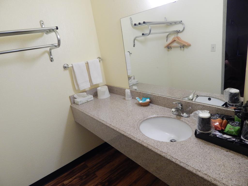 Regency Inn Iola エクステリア 写真