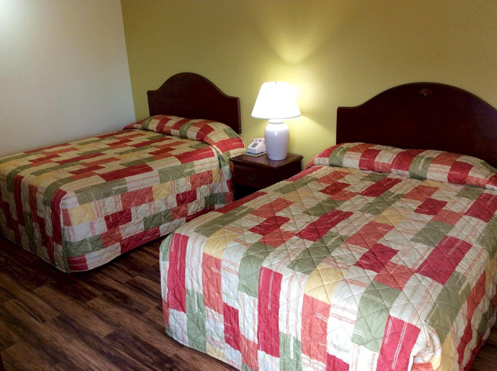 Regency Inn Iola エクステリア 写真